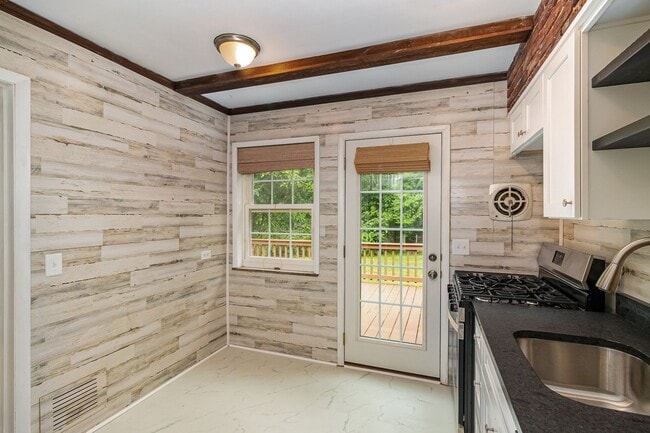Building Photo - Stunningly Renovated 4 Bedroom 1 Bathroom ...