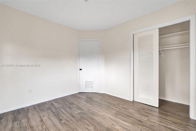Building Photo - 928 NE 18th Ct