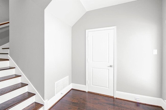 Building Photo - 411 N Nagle St