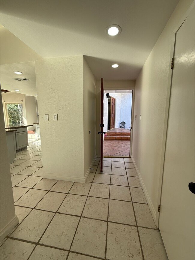 Building Photo - Ventura Hillside Beauty with 3 bedrooms, a...