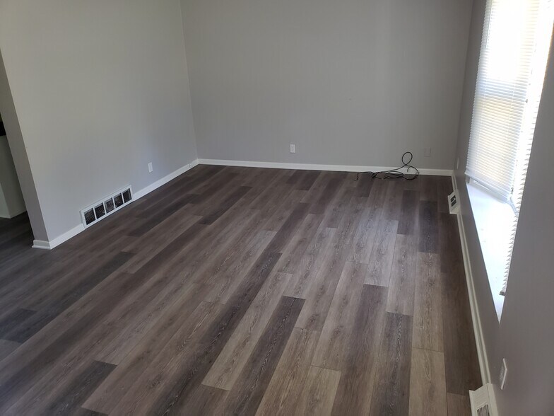 Living room area - 1322 Randall Pl