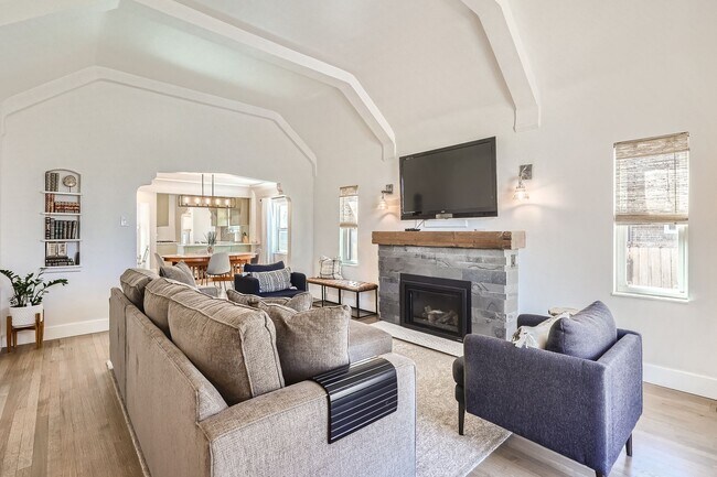 Building Photo - Available NOW! Fully Furnished 4 Bedroom 2 Bath Beautiful Home in Denver!