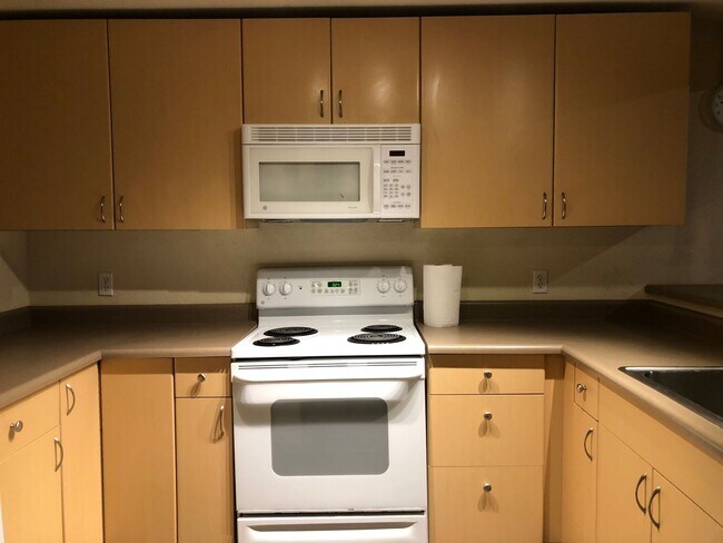 Building Photo - Charming 2-Bedroom, 1-Bathroom Condo in Prime Factoria Location