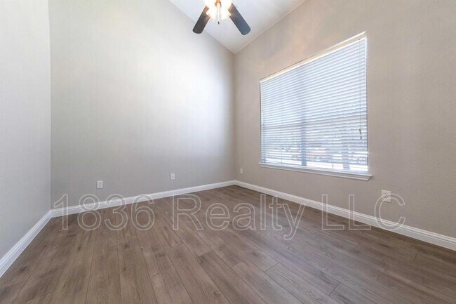 Building Photo - 1816 Big Bend Dr