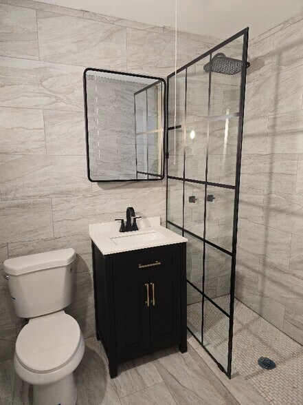 Building Photo - 1726 N Artesian Ave