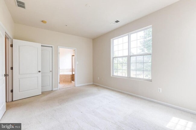 Building Photo - Welcome to Observation Drive! This lovely 3bd 2.5bth home is ready and waiting for you.