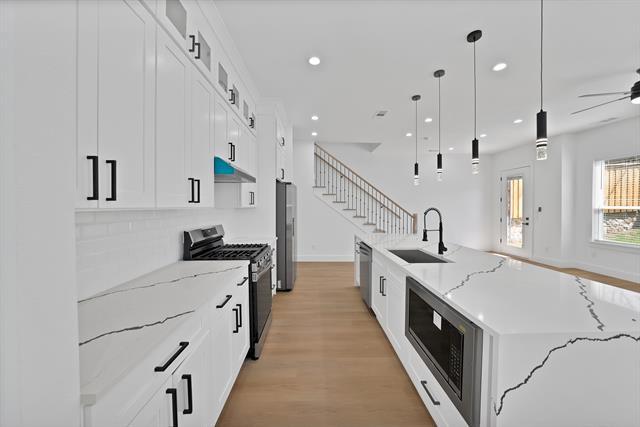 Building Photo - 302 E 7th St