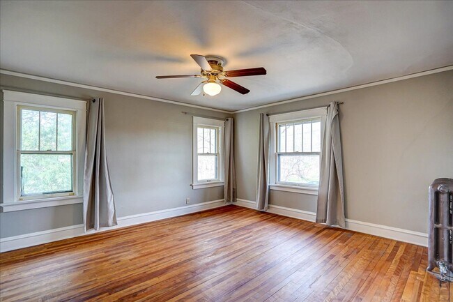 Building Photo - 513 Troy Dr