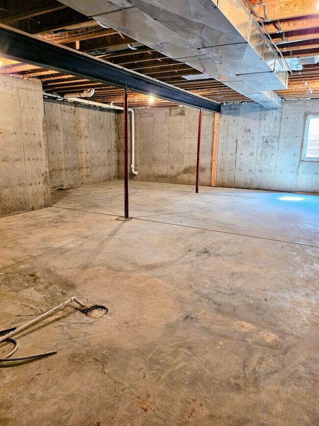 Building Photo - ALL PROSPECTIVE TENANTS MUST SUBMIT A $58 ...