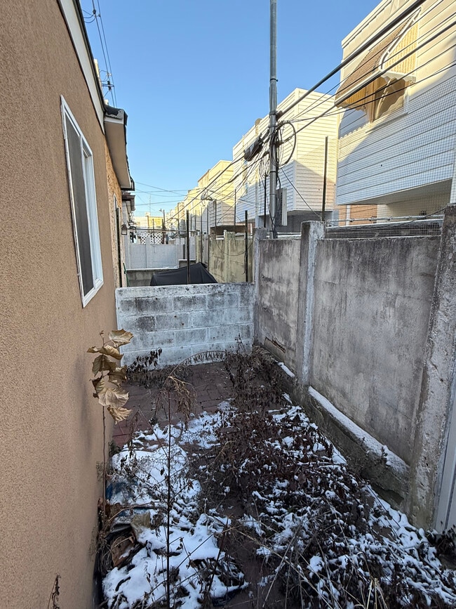 Building Photo - 2535 S Sartain St