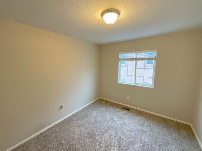 Building Photo - 3 Bedroom Townhome Available Near Barnes Rd & Peterson Rd!