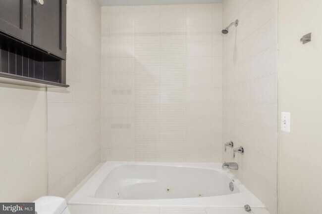 Building Photo - 1409 G St NE