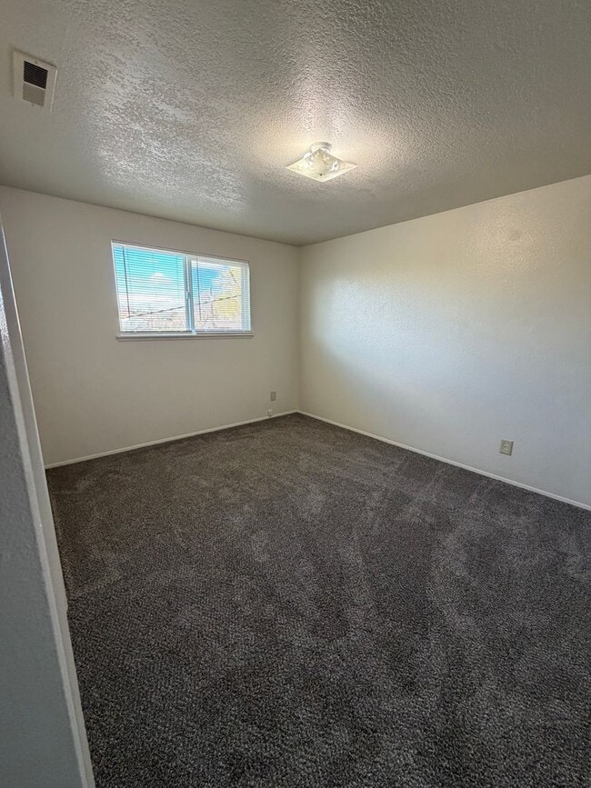 Building Photo - Newly remolded 3b/1b duplex