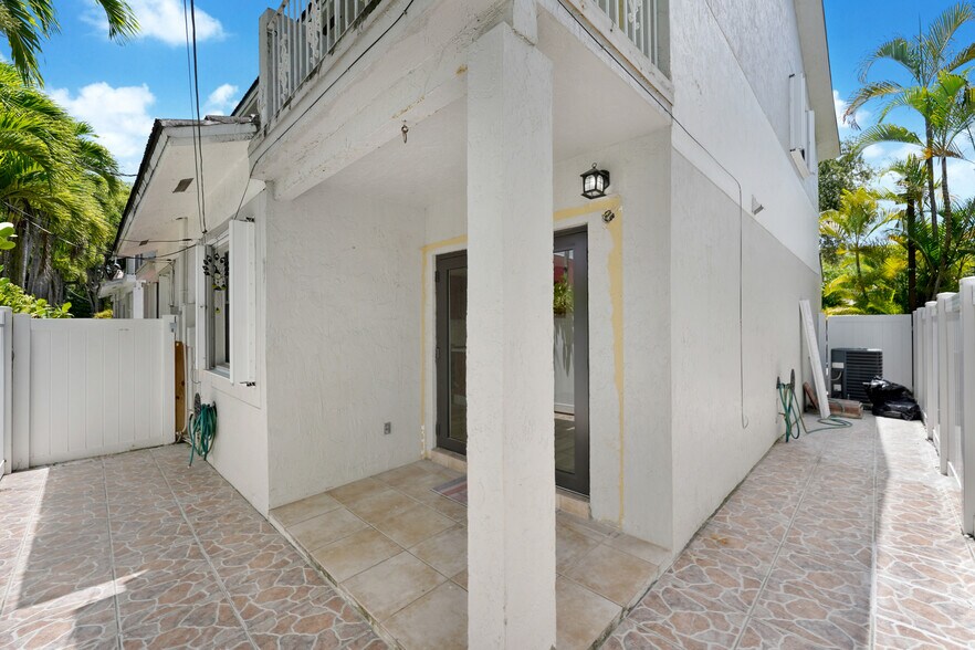 Building Photo - 3540 SW 17th St