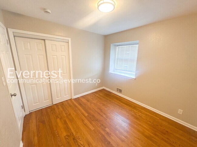 Building Photo - 3 Bed, 2 Bath Home with Fenced Yard & Garage / Pet-Friendly / Vouchers Accepted / Available Now!