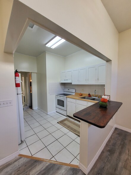 Building Photo - 207 W King St