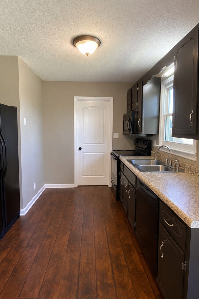 Building Photo - $1500 3 Bedroom 2 Bath Modern Brick Home!