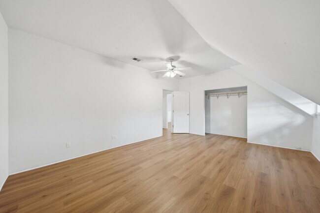 Building Photo - 3300 N Southport Ave
