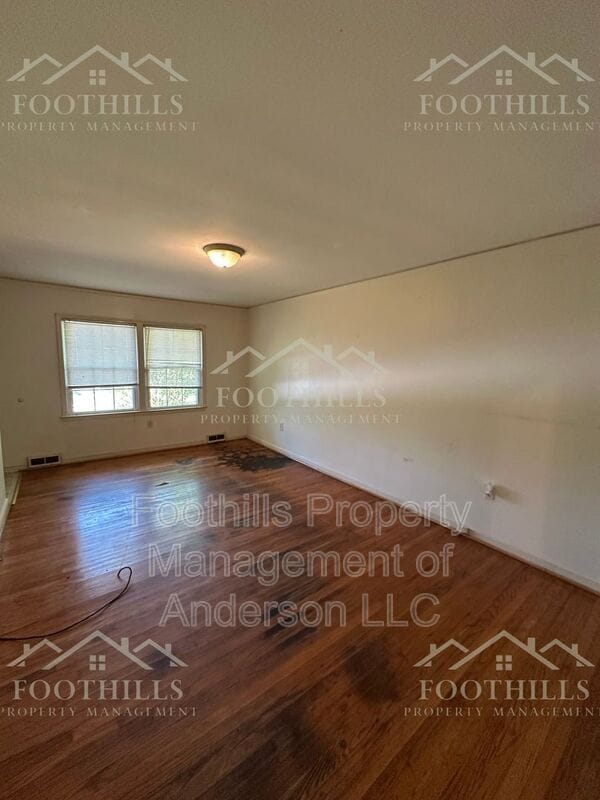 Building Photo - 2215 Bellview Rd