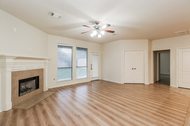 Building Photo - Spacious 4-Bedroom