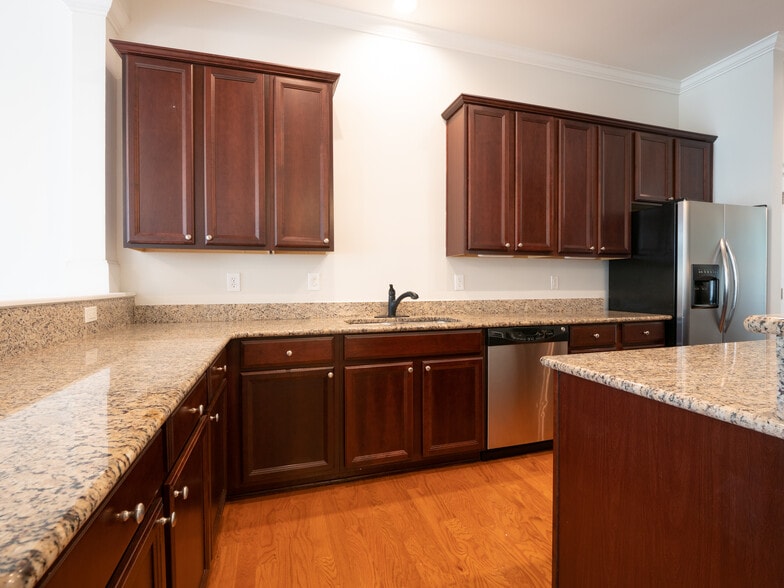 great counter and cabinet space - 1814 Tennyson Row
