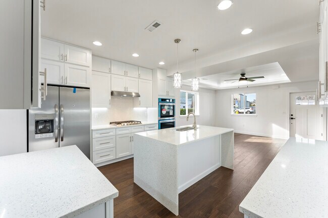 Building Photo - 413 S Trade St