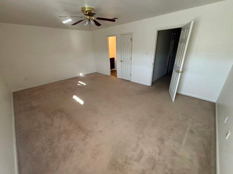 Building Photo - 211 Greenbriar Dr