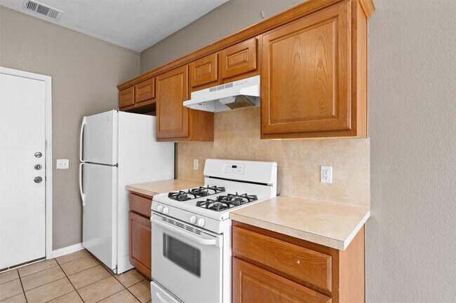 Building Photo - 7502 Lazy Creek Dr