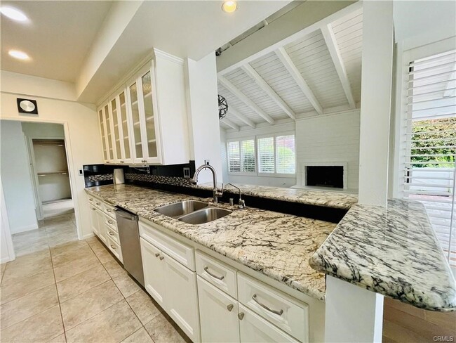 Building Photo - 523 Vista Grande