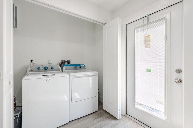 Building Photo - 3244 Jefferson St