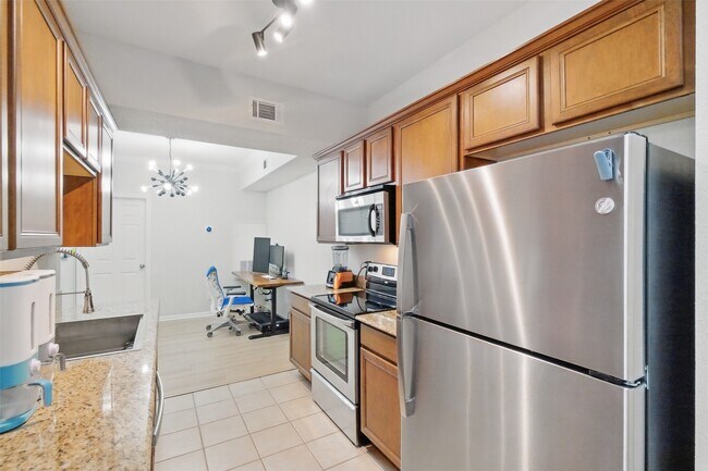 Building Photo - 2255 Braeswood Park Dr