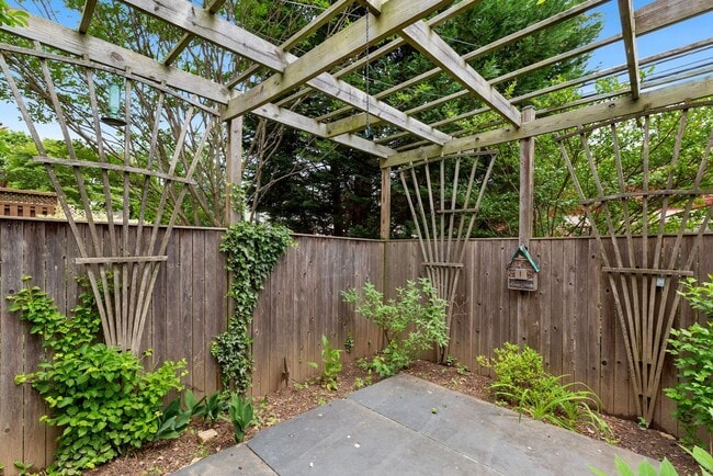 Building Photo - Available Now! 4 Bedroom  3.5  Bathroom Townhouse //Woodley Park// Garage, Driveway & 3 Levels of...