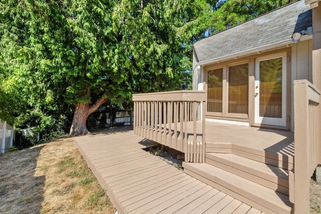 Building Photo - Northgate/Roosevelt Three Bedroom Rambler