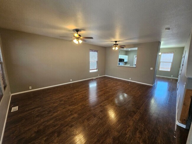 Building Photo - 3 Bed 3 Bath Townhome Minutes from Ft. Carson!!