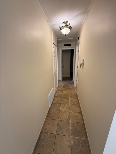 Building Photo - 21122 Annapolis St