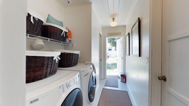 Building Photo - Spacious 3 Bedroom, 2 Bath Home Available ...