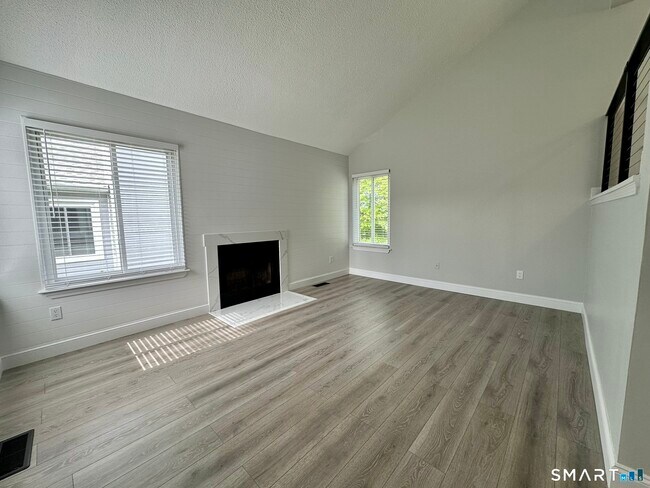 Building Photo - 629 Longfellow Dr