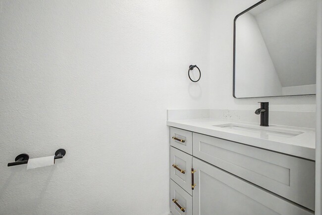 Building Photo - Remodeled 3BR End Unit Townhome in South Tempe | Private Yard + Covered Parking