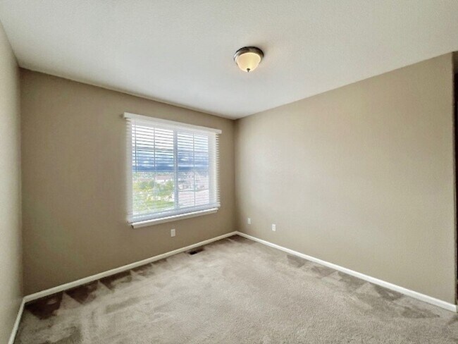 Building Photo - FABULOUS 4 BEDROOM HOME IN EASTVIEW ESTATES!!