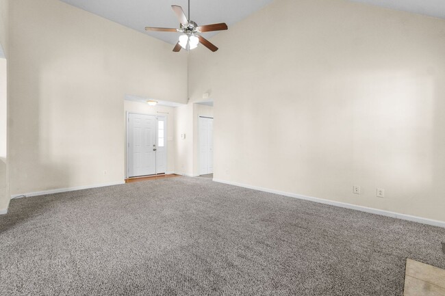 Building Photo - COMING SOON!    Cute home close to shoppin...