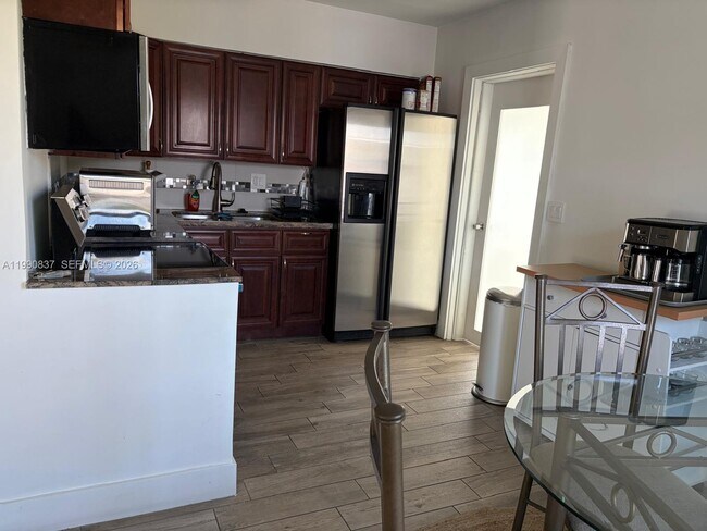 Building Photo - 1531 NE 15th Ave