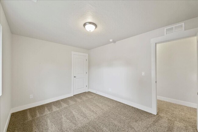 Building Photo - Spacious 3 Bed, 2.5 Bath Rental in Homedal...