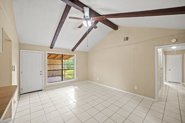 Building Photo - Charming home in Woodland Oaks Subdivision