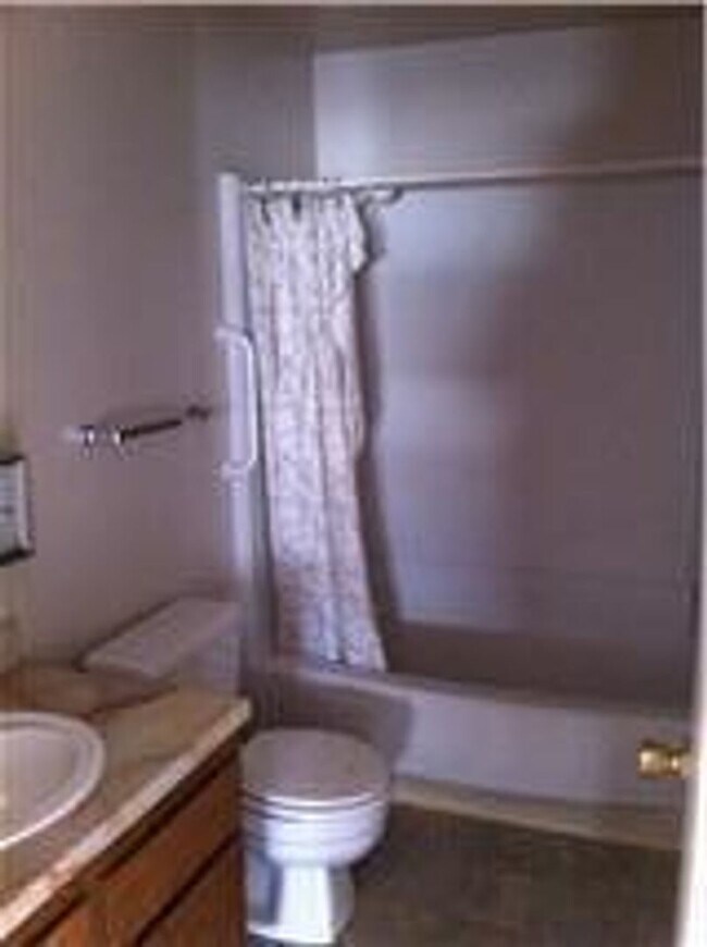 Building Photo - Townhome in 4-plex - near UNR - off street parking