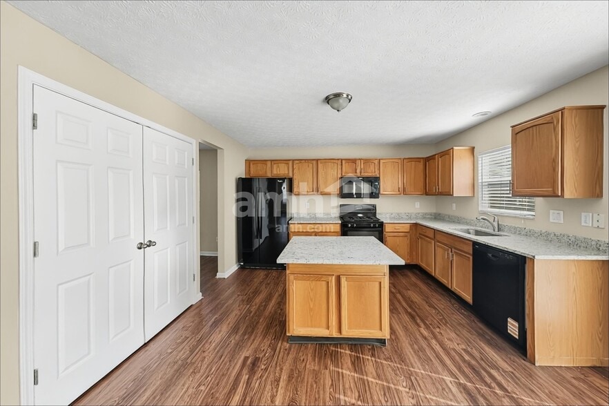 Building Photo - 4024 Walnut Crossing Dr