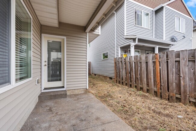 Building Photo - 5Bed/2.5 Bath House available