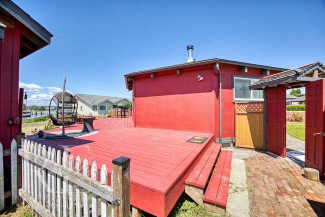 Building Photo - *NEW PRICE!* Quirky Fun Waterfront Escape