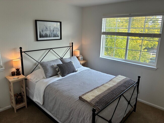 Building Photo - Beautiful 3-Bedroom, 3-Bathroom 2-Story Ho...