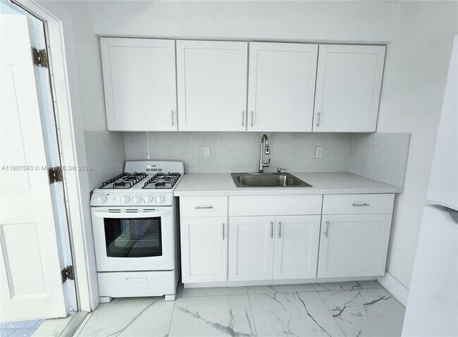 Building Photo - 2465 SW 27th St