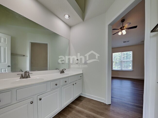 Building Photo - 105 Village Club Ln